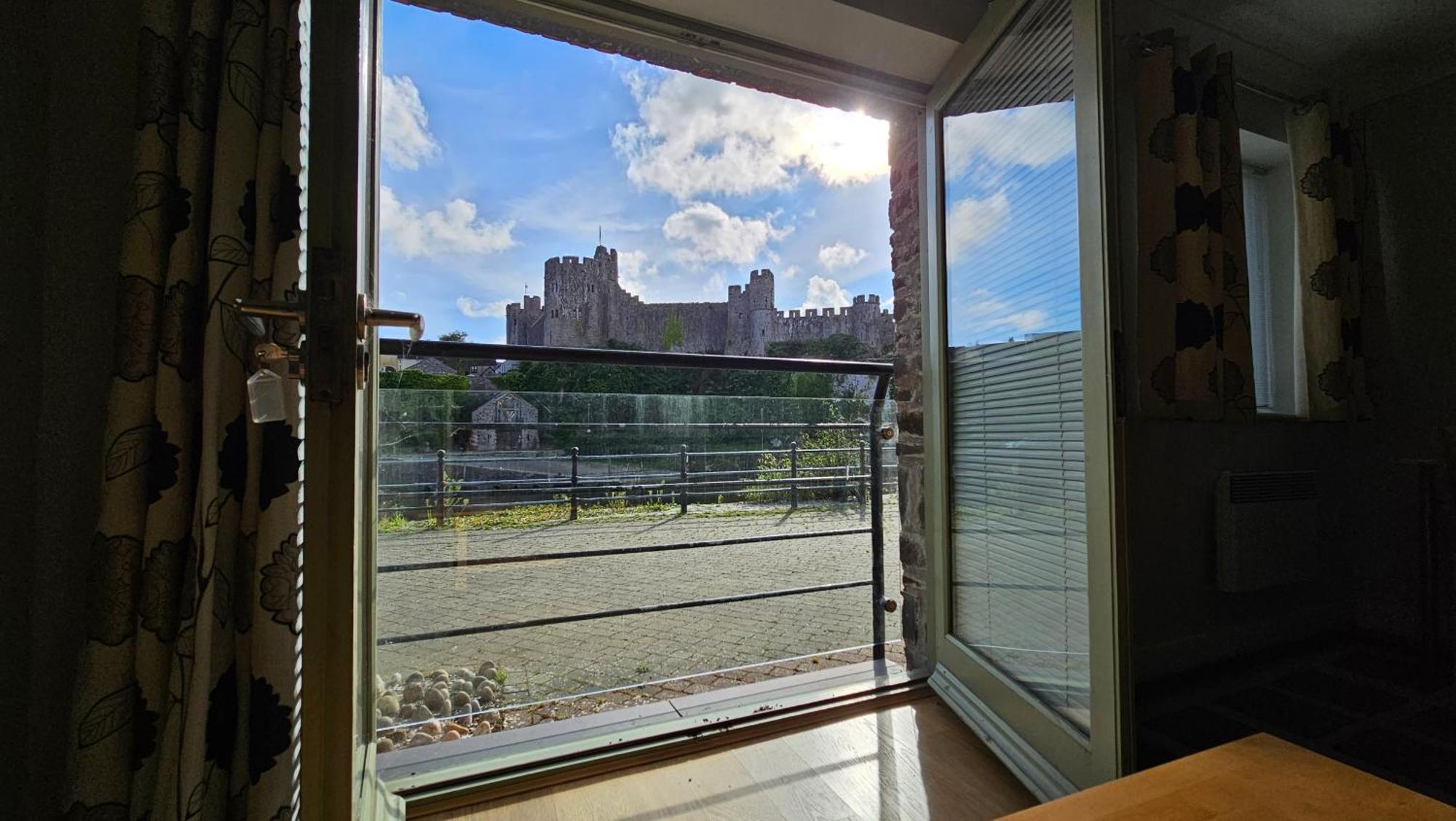 Castle Pond House Lägenhet Pembroke Exteriör bild